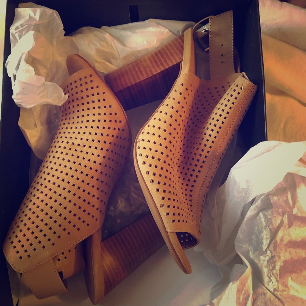 Tahari Asl Margaret sandals